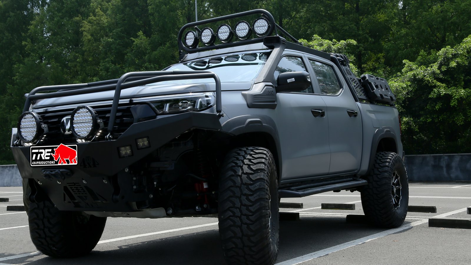 Pickup z kompletnym osprzętem TRE 4x4: zderzak, orurowanie, snorkel, belki świetlne i bagażnik na pace